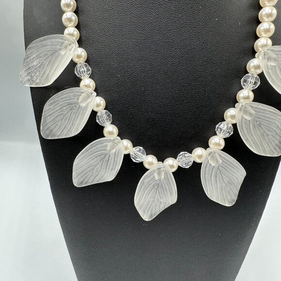 3/$30 Vintage Joans Collectibles Necklace Faux Pearl Frosted Leaf Pendants - Picture 5 of 12